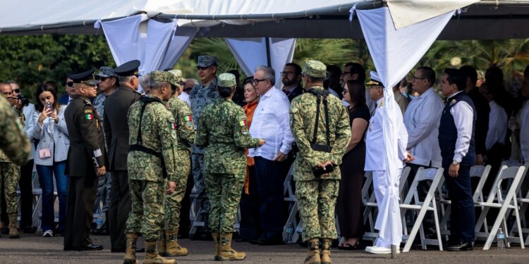 Asiste el Gobernador Rocha Moya al cambio de mando en la Tercera Región Militar