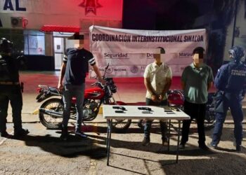Tras seguimiento, el Grupo Interinstitucional detiene a tres motociclistas armados en Culiacán