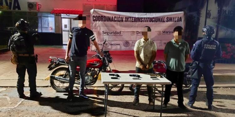 Tras seguimiento, el Grupo Interinstitucional detiene a tres motociclistas armados en Culiacán