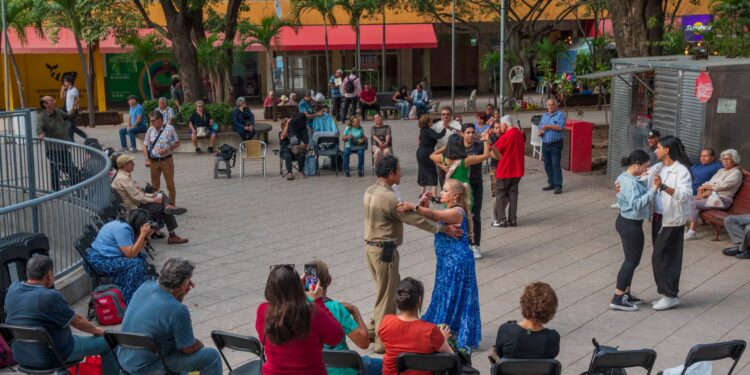 El danzón vuelve a reunir a Culiacán en la Plazuela Obregón