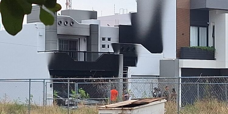 Grupo armado ataca vivienda en Culiacán con vehículo robado