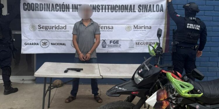 Un hombre armado fue detenido por el Grupo Interinstitucional y le fue asegurada también una motocicleta sin placas