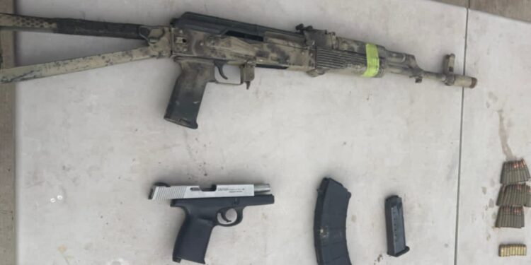 Tras una denuncia ciudadana, el Grupo Interinstitucional asegura armas, cargadores, cartuchos y una motocicleta en Navolato
