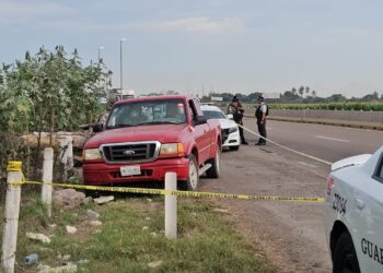 Hallan a un hombre asesinado en camioneta abandonada en Navolato