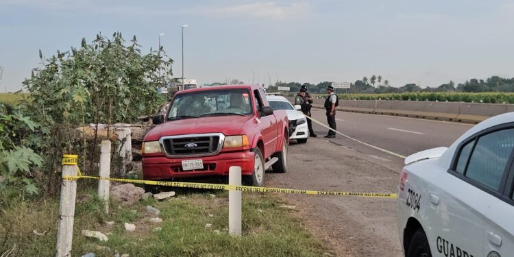 Hallan a un hombre asesinado en camioneta abandonada en Navolato