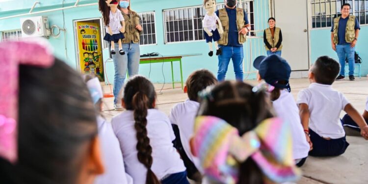 Autoridades realizan jornada de trabajo preventivo en planteles educativos de Villa Juárez