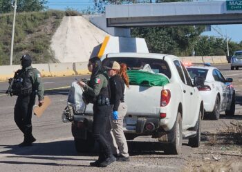 De las víctimas halladas en camioneta en Navolato, una era buscada por diversos delitos: FGE