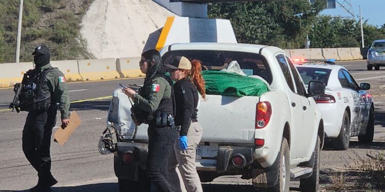 Localizan camioneta abandonada con varios cuerpos en la autopista Benito Juárez