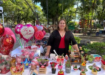 Claudia Estrada impulsa su emprendimiento en el Bazar del Amor de la plazuela Álvaro Obregón