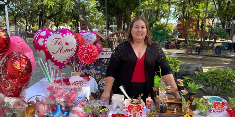 Claudia Estrada impulsa su emprendimiento en el Bazar del Amor de la plazuela Álvaro Obregón
