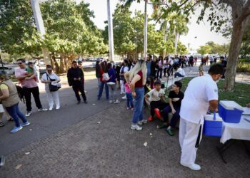 Con gran participación ciudadana, acuden a vacunarse contra el sarampión en macrocentros