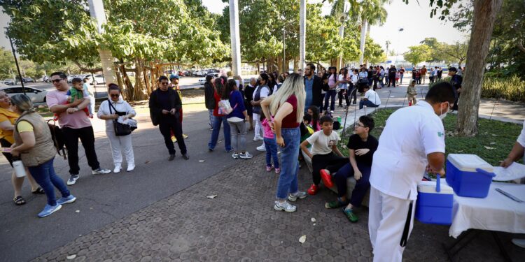 Con gran participación ciudadana, acuden a vacunarse contra el sarampión en macrocentros