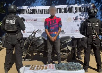 Detienen en Mazatlán a civil en motocicleta robada y con droga, y en un segundo hecho, se recupera vehículo con reporte de robo