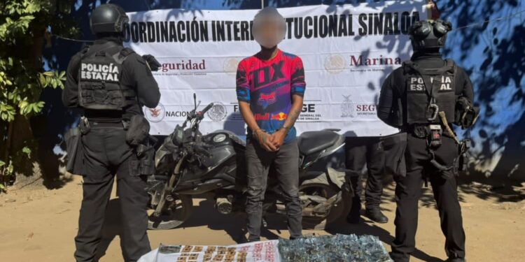 Detienen en Mazatlán a civil en motocicleta robada y con droga, y en un segundo hecho, se recupera vehículo con reporte de robo