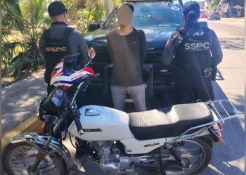 En pleno Carnaval Internacional de Mazatlán 2026, aseguran a un extranjero que conducía una motocicleta con placas sobrepuestas