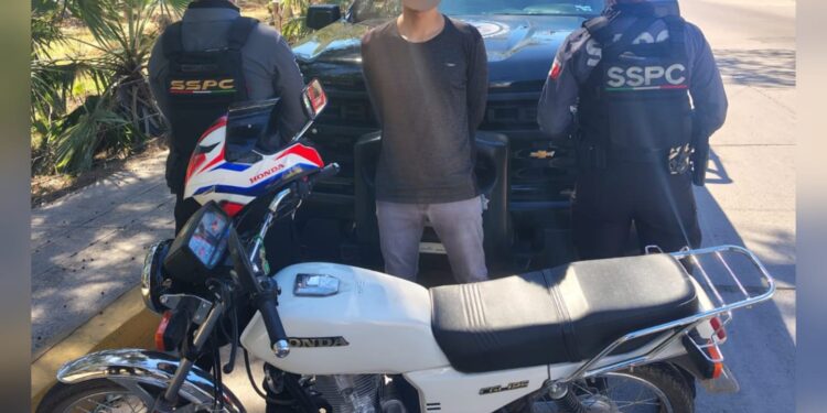 En pleno Carnaval Internacional de Mazatlán 2026, aseguran a un extranjero que conducía una motocicleta con placas sobrepuestas