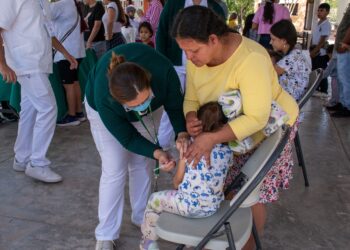 Realizan campaña de vacunación y servicios en la colonia Bicentenario