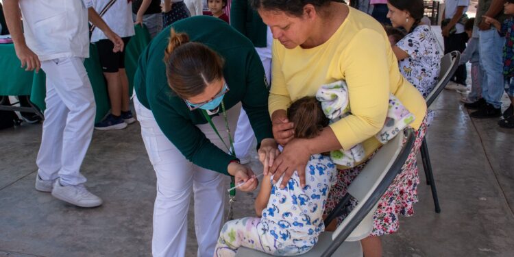 Realizan campaña de vacunación y servicios en la colonia Bicentenario