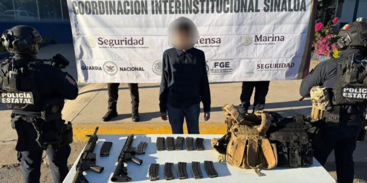 En la colonia Villa del Real de Culiacán, el Grupo Interinstitucional detuvo a un masculino con armas y municiones; otro civil fue reducido al repeler una agresión
