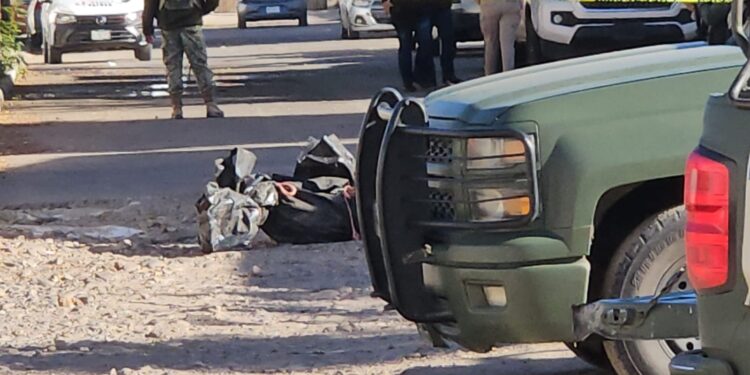 Hallan un cuerpo sin vida envuelto en hules negros en la colonia Lomas del Boulevard