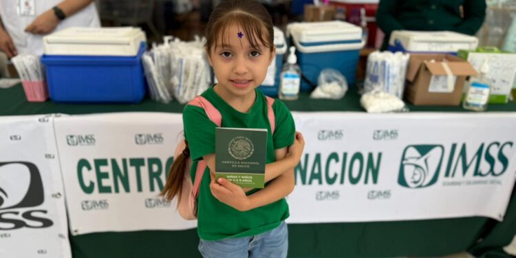 Familias acuden a macrocentros de Sinaloa para vacunarse contra el sarampión