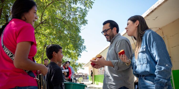 Acompaña Juan de Dios Gámez Jornada de Salud y Servicios de DIF Bienestar en Chulavista y sostiene Diálogos por el Bienestar en La Puerta