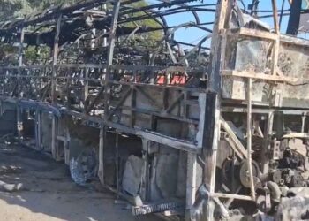 Bloqueos e incendios de vehículos paralizan zonas de Mazatlán tras operativo federal en Jalisco