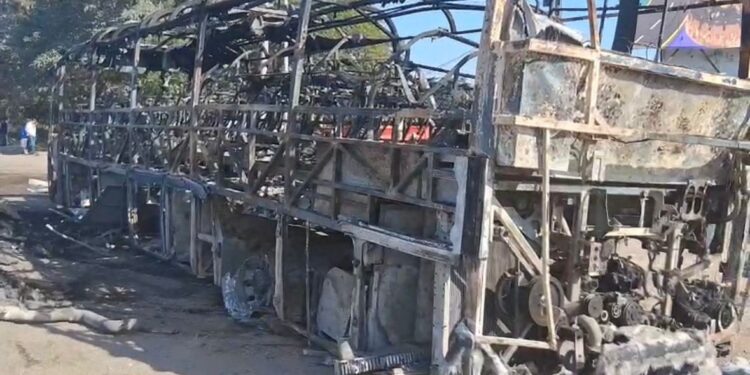 Bloqueos e incendios de vehículos paralizan zonas de Mazatlán tras operativo federal en Jalisco