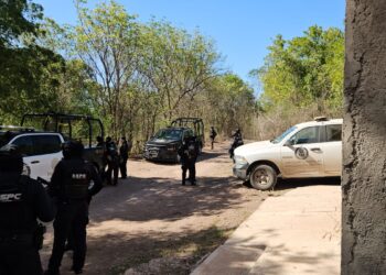 Localizan un cuerpo sin vida envuelto en plásticos