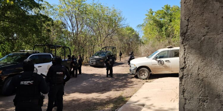 Localizan un cuerpo sin vida envuelto en plásticos