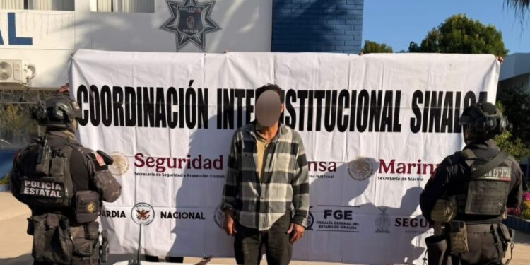 El Grupo Interinstitucional detiene a civil armado; le aseguran municiones, explosivos y radio en Culiacán