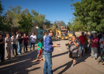 Juan de Dios Gámez da banderazo a cinco pavimentaciones en la colonia Independencia; “es la primera vez que hacen algo por nosotros”