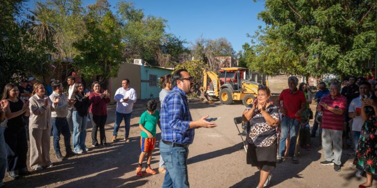 Juan de Dios Gámez da banderazo a cinco pavimentaciones en la colonia Independencia; “es la primera vez que hacen algo por nosotros”