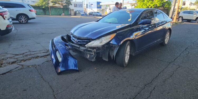 Choque de autos en Emiliano Zapata y Nicolás Bravo genera cuantiosos daños materiales