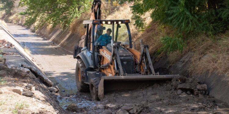 Mantienen activo programa de limpieza y desazolve de arroyos pluviales en el municipio
