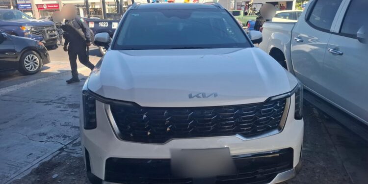 En una oportuna intervención, el Grupo Interinstitucional recuperó un vehículo minutos después de haber sido despojado en Culiacán