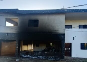 Delincuentes incendian y vandalisan una casa en Lomas del Magisterio 