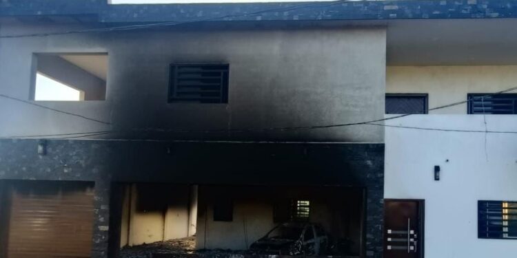 Delincuentes incendian y vandalisan una casa en Lomas del Magisterio 