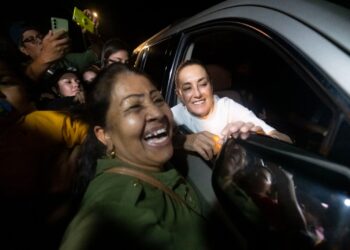 Cientos de sinaloenses dan un afectuoso recibimiento a la presidenta Claudia Sheinbaum