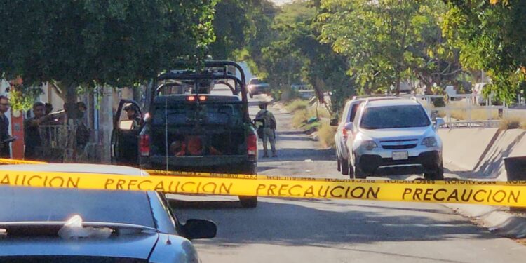 Asesinan a un hombre mientras lavaba su automóvil en Infonavit Barrancos