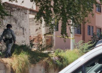 Encuentran a hombre sin vida en estado de descomposición en terreno baldío en Culiacán