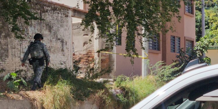 Encuentran a hombre sin vida en estado de descomposición en terreno baldío en Culiacán