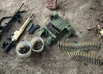 En Villa Juárez, el Grupo Interinstitucional aseguró a 2 civiles con fusiles, cargadores abastecidos, una cinta eslabonada y una motocicleta