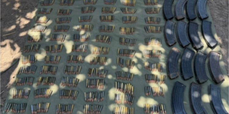 48 artefactos explosivos, un fusil Barret, 2 armas largas, 11 cargadores y mil 580 cartuchos útiles, son decomisado por las fuerzas federales