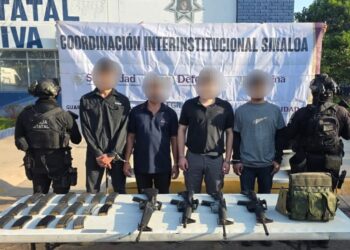 En Culiacán, el Grupo Interinstitucional detuvo a 4 civiles en posesión de fusiles, cargadores, cartuchos y 2 vehículos