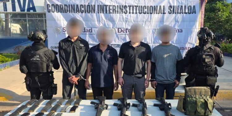 En Culiacán, el Grupo Interinstitucional detuvo a 4 civiles en posesión de fusiles, cargadores, cartuchos y 2 vehículos