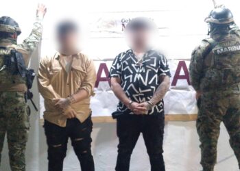 Capturan a dos civiles con un arma de fuego y un vehículo robado