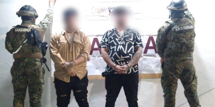 Capturan a dos civiles con un arma de fuego y un vehículo robado