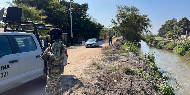 Encuentran vehículo abandonado con huellas de balacera y armas tras persecución en Culiacán
