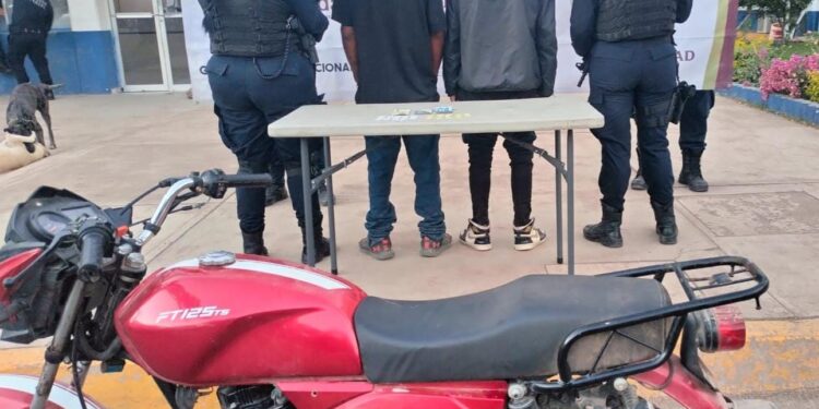 En Navolato, el Grupo Interinstitucional detuvo a dos masculinos; les aseguraron dosis de presunta droga, dinero en efectivo y una motocicleta